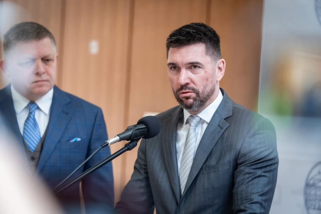 Mimoriadne rokovanie vlády: vyčlenené prostriedky ministerstvu vnútra, policajtom budú pomáhať aj vojaci