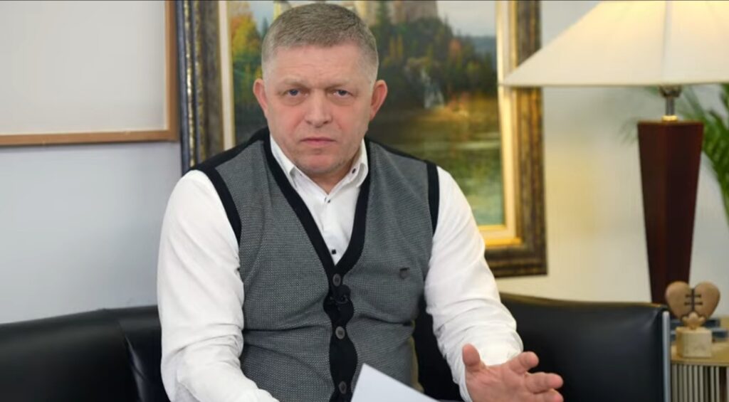 Zlomená lyža na konci ktorej bol priklincovaný vibrátor, video kľačiacej ženy pľujúcej niečo na zem – proti gustu žiaden dišputát, uviedol premiér po návšteve SNG