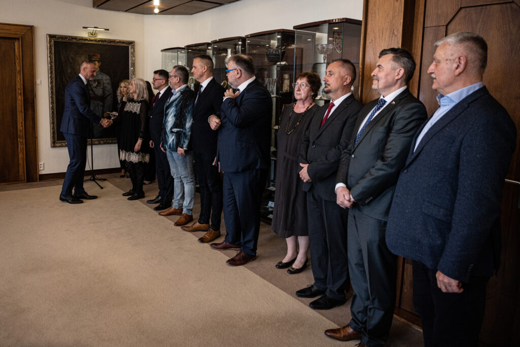 Predseda NR SR Richard Raši odovzdal dekréty novozvoleným členom Rady STVR a zvolal jej prvé zasadnutie