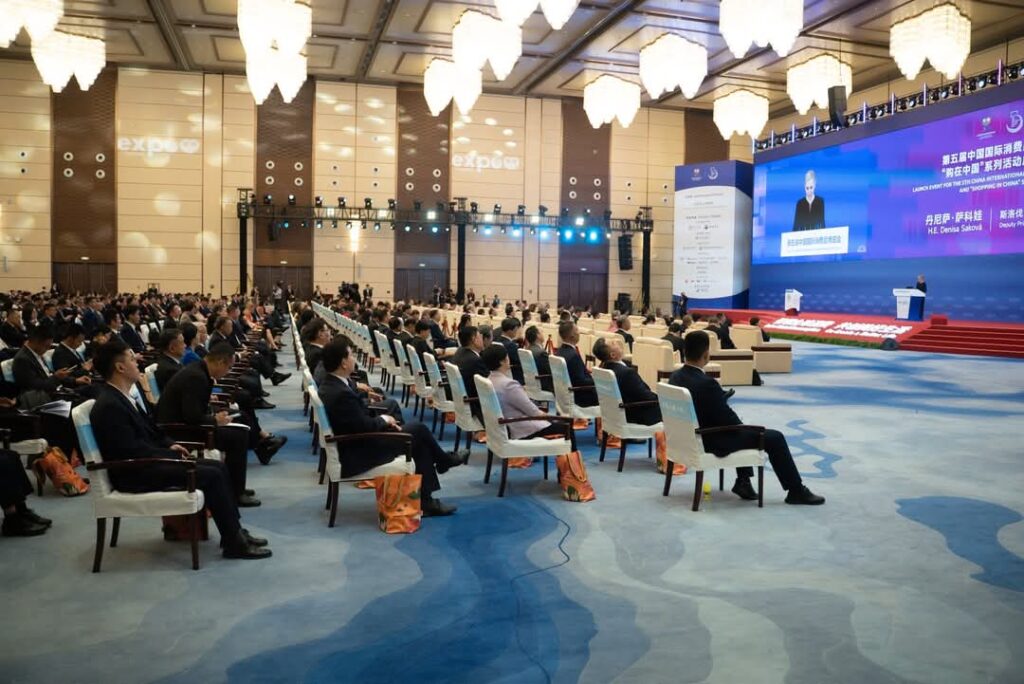 Ministri Saková a Kamenický na otvorení najväčšej výstavy spotrebného tovaru v Ázii