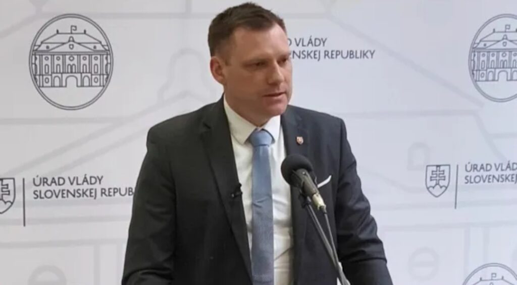 Minister Taraba odkazuje odborníkom: Dajte si žiadosť na premiestnenie medveďov