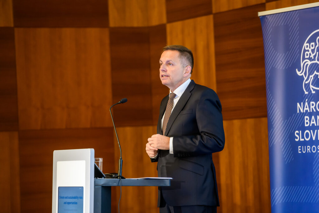 Pozor, nie som súdený za prijatie úplatku! – pripomína guvernér NBS Kažimír