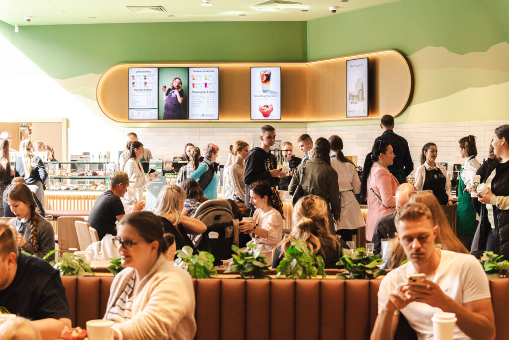 Kávu s tradíciou Starbucks nájdete už aj v Banskej Bystrici.