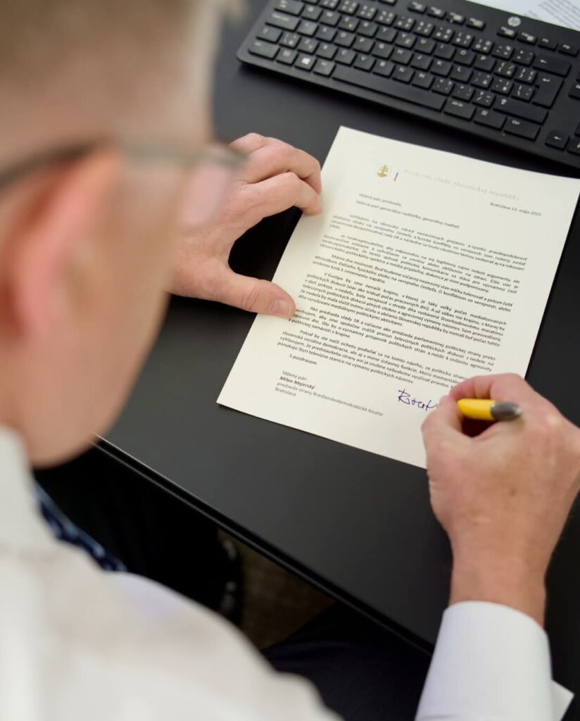 Premiér dáva návrh na zrušenie nedeľných politických diskusií