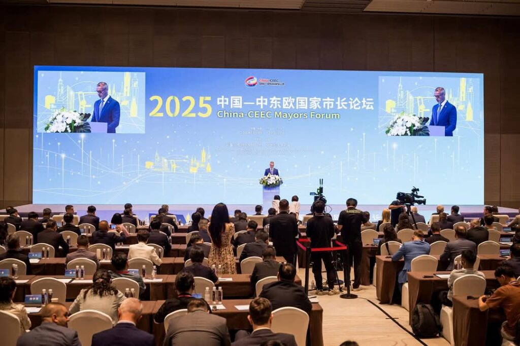 Na Fóre primátorov Číny a krajín strednej a východnej Európy na China EXPO vystúpil aj predseda parlamentu Raši