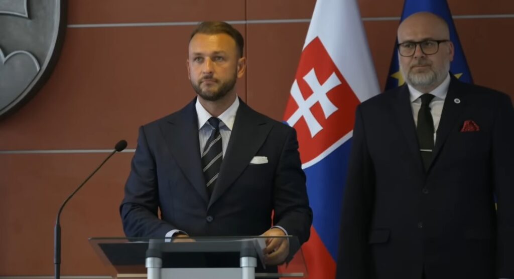 Šetrenie sa musí dotknúť aj politických strán