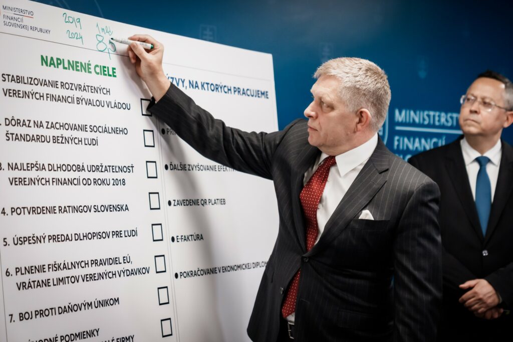 Vláda stabilizovala verejné financie, zdedila ich najhoršie v EÚ, uviedol premiér po kontrolnom dni na ministerstve financií