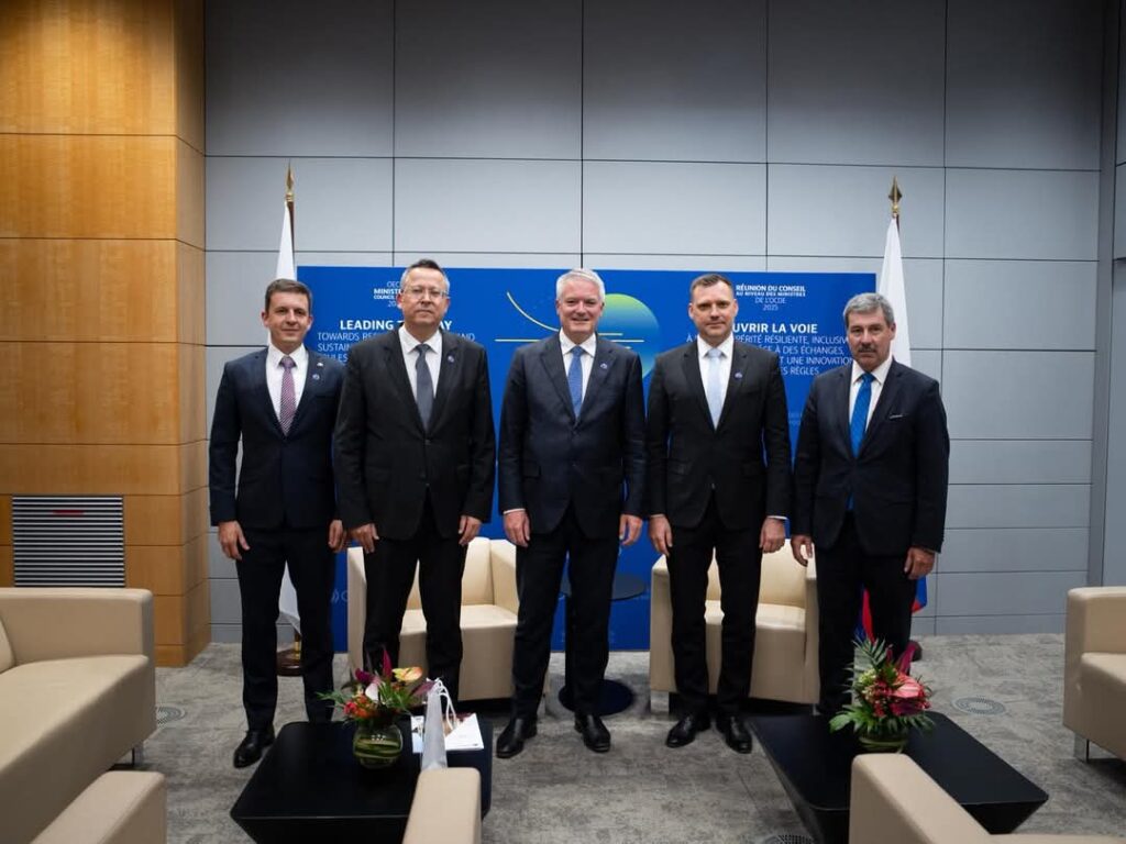 Kamenický a Taraba na ministerskom zasadnutí OECD v Paríži