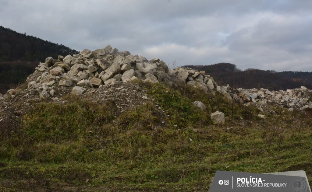 Polícia obvinila muža: Z ovocného sadu spravil čiernu skládku!