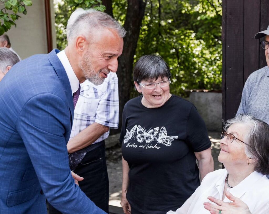 Richard Raši pozdravuje všetkých seniorov a posiela pozdrav do nebíčka