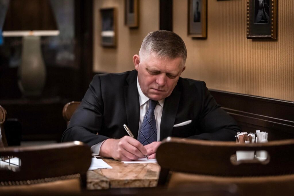 Robert Fico odkazuje Fialovi: Slovensko je suverénna krajina