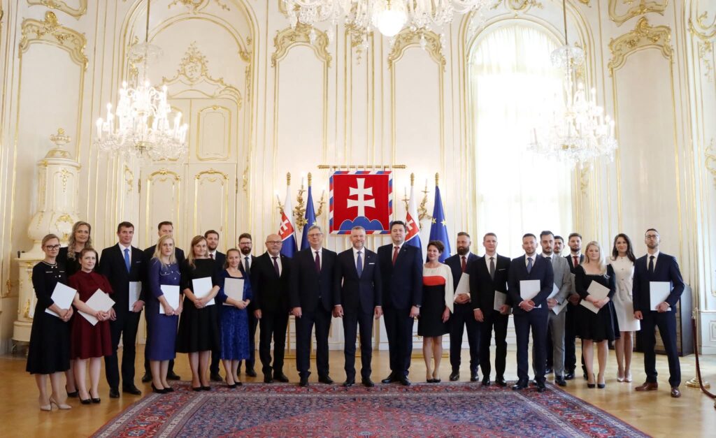 19 nových sudcov všeobecných súdov si dnes v Prezidentskom paláci prevzalo menovacie dekréty