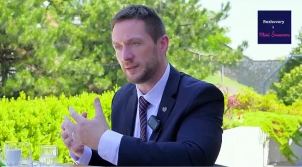 Milan Uhrík: Leyenová je neschopná viesť školský výlet do Bojníc, nieto celú EK
