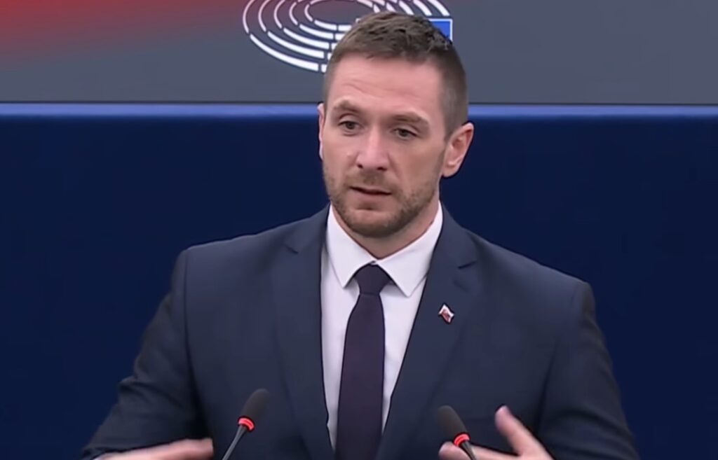 Neťahajte sexualitu na ulicu! Odkazuje Milan Uhrík progresívcom.