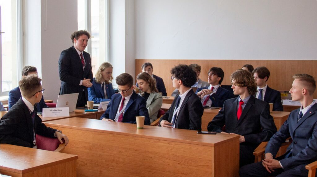 Projekt Modelový parlament Slovenska ponúka mladým zažiť fungovanie úradu vlády.