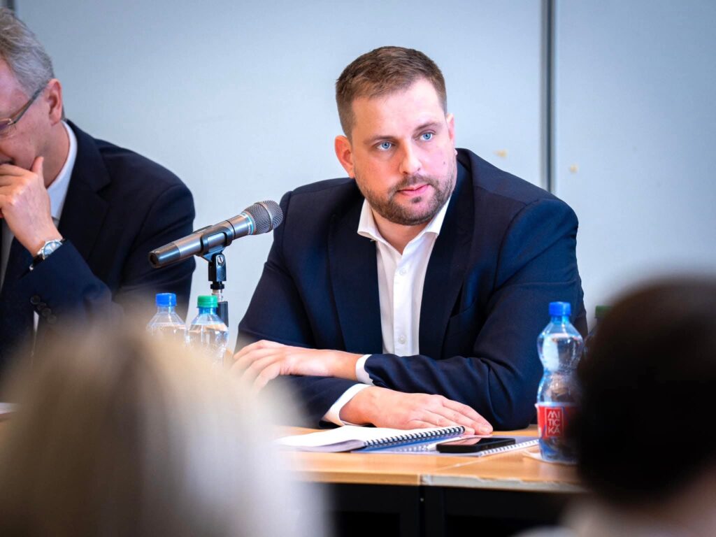 Budem trvať na zrušení tendra, ak minister Šaško nevyvráti pochybnosti – upozornil Robert Fico