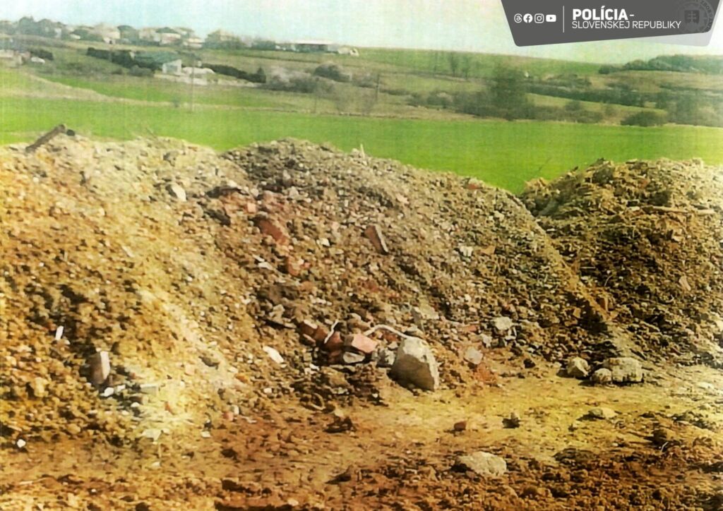 Enviropolícia zasiahla: Na čiernu skládku mal muž navoziť 97 ton stavebného odpadu