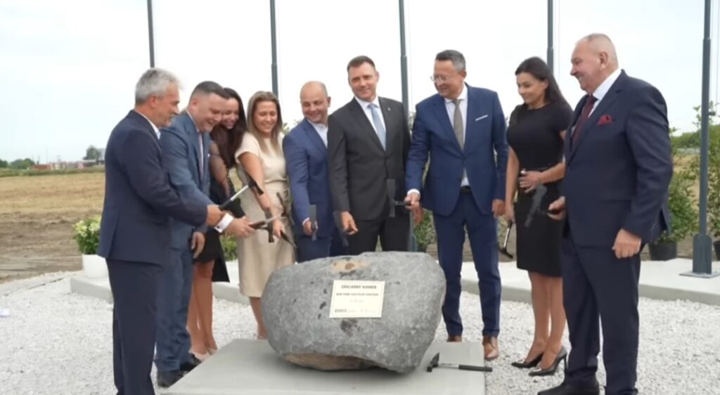 Taraba poklepal základný kameň nového logistického centra v Kostolných Kračanoch