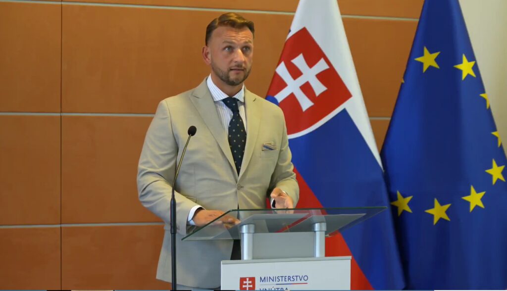 Lacnejšie autá a počítače: Minister Eštok predkladá účty ako dôkaz šetrenia