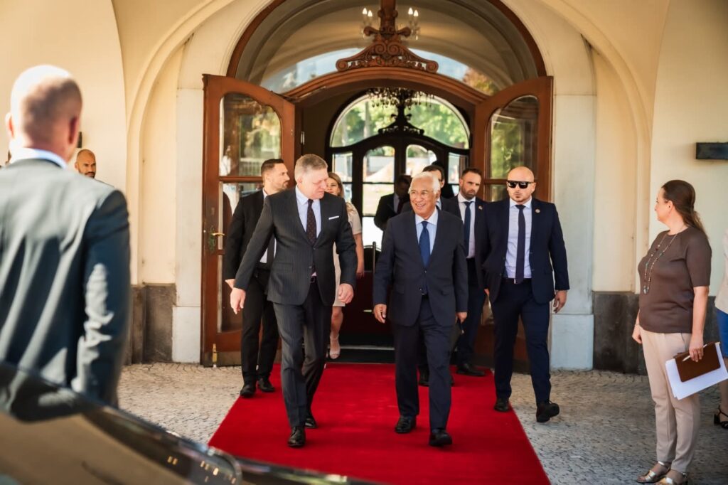 Robert Fico privítal na Úrade vlády SR predsedu ER Antónia Costu