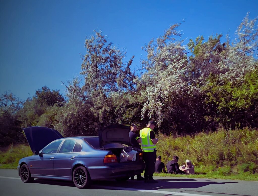Veľká policajná naháňačka: Českí a slovenskí policajti chytili auto s nelegálnymi migrantami
