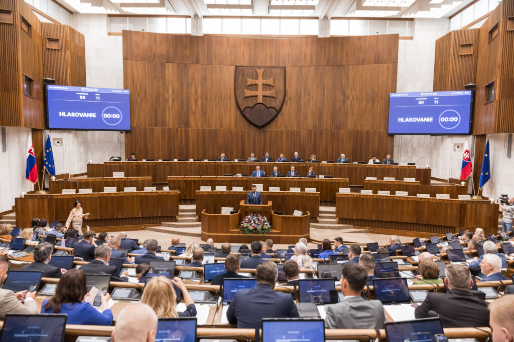 Minister Šaško potvrdil, že v parlamente sa šíri infekčná choroba