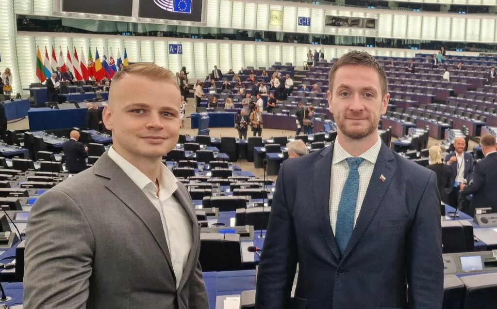 Nečakané spojenectvo v Európskom parlamente. Zruší sa zákaz spaľovacích motorov?