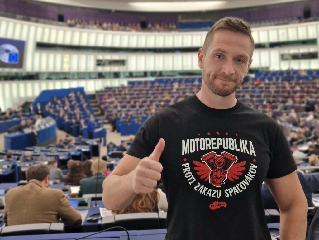 Milan Uhrík: Za obrázok motora ma chceli vyhodiť