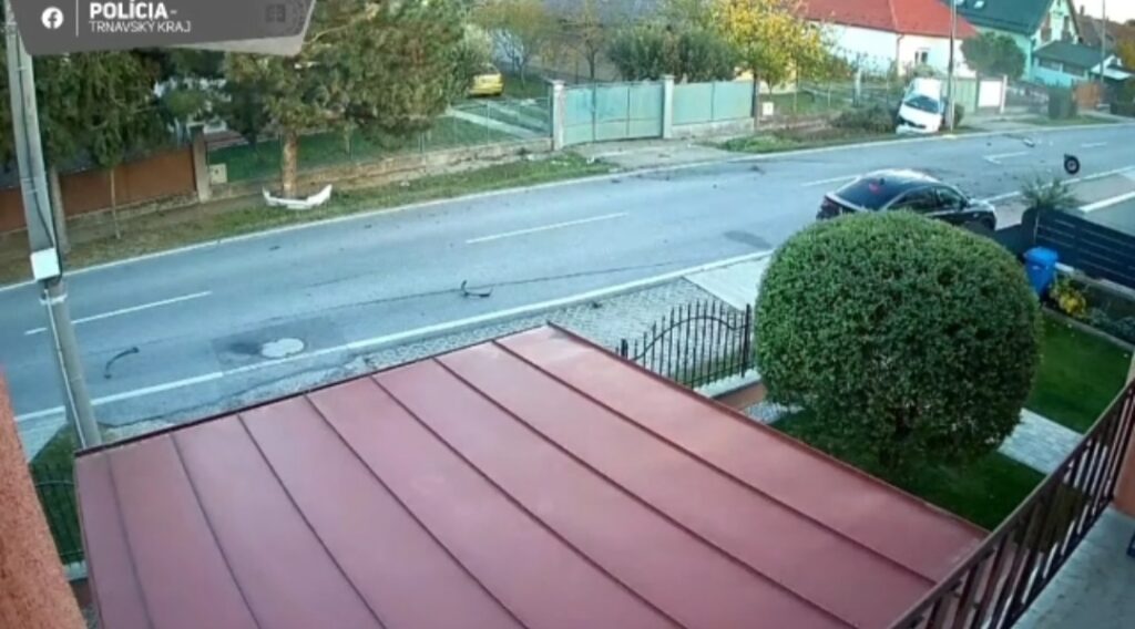 Opitý chlap vrazil do auta s matkou a dieťaťom – polícia zverejnila autentické video