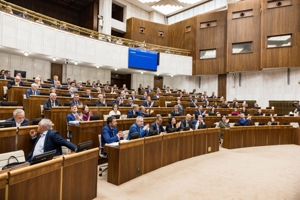 Poslanci Národnej rady sa vrátia do lavíc. Na programe majú vyše 70 neprediskutovaných bodov