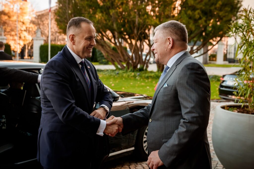 Lepšia spolupráca štátov V4? Poľský prezident sa stretol s premiérom Robertom Ficom