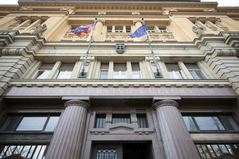 Rezort kultúry reaguje na kritiku: Nešlo o jeden traktor, ale o komplexnú modernizáciu